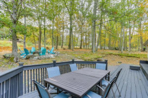 Hot Tub and Pool Access Year-Round Pocono Retreat!